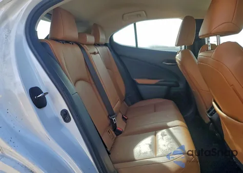 2021 Lexus Ux 200 z USA, uszkodzony, nr VIN JTHX3JBH0M2038397